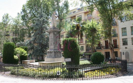 Plza. Mariana Pineda, junto edificio rehabilita en su totalidad